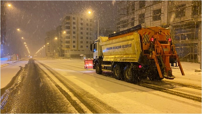 Şanlıurfa Büyükşehir Belediyesi'nin Karla Mücadele Ekipleri Tam Kadro Sahada | VİDEO
