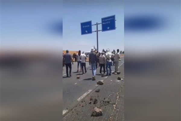 Şanlıurfa'da DEDAŞ'ı protesto eden çiftçiler yol kapattı