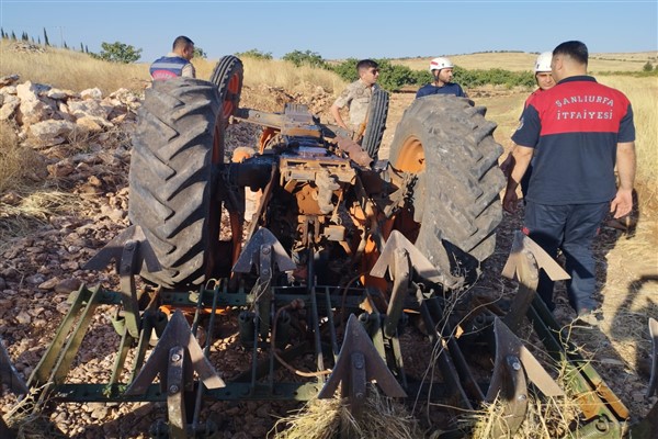 Şanlıurfa'da devrilen traktörün altına kalan sürücü yaralandı