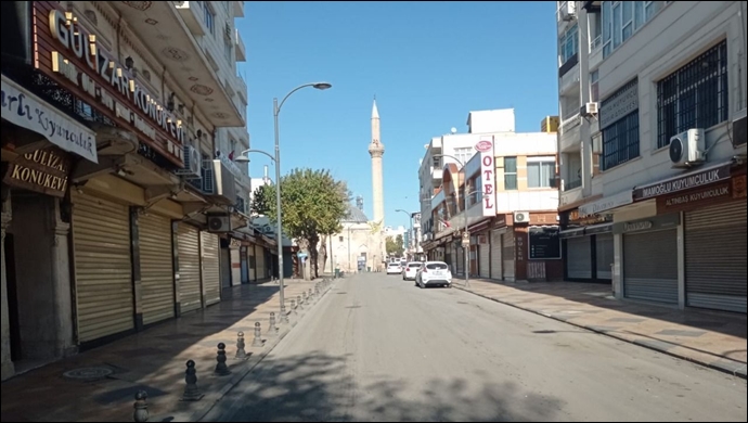Şanlıurfa sokak ve caddelerinde kısıtlama sessizliği! Urfalılar yasağa uyuyor