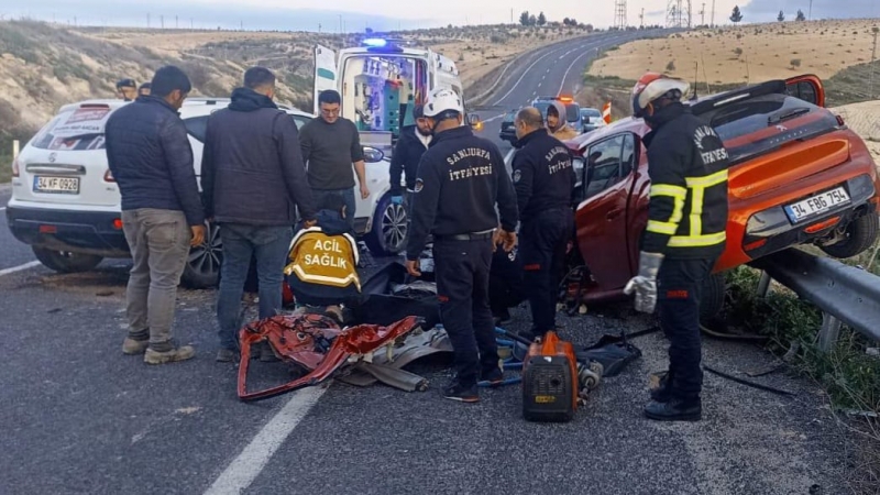 Şanlıurfa'da 2 otomobil çarpıştı :1 ölü,2 yaralı