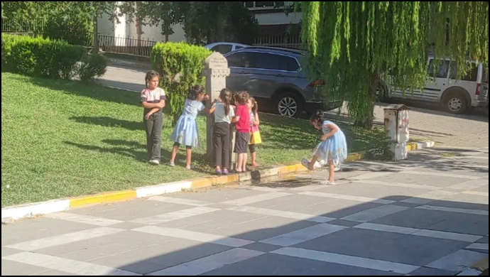 Şanlıurfa'da Çocuklar Kavurucu Sıcaklarda Çeşmelere Akın Ediyor