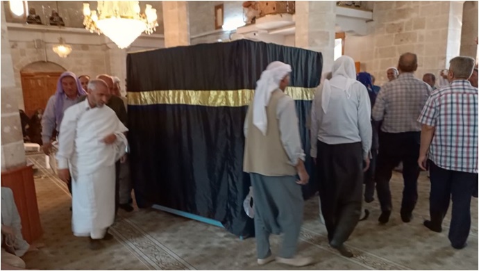 Şanlıurfa'da hacı adayları Kâbe maketi etrafında tavaf heyecanı yaşadı