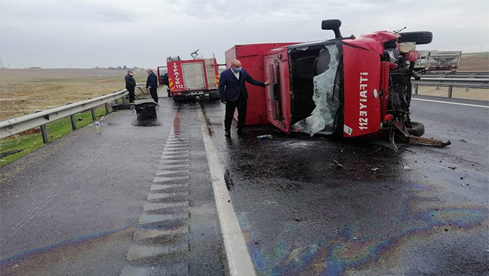 Şanlıurfa'da itfaiye aracı kaza yaptı! Araç karayolunda yan yattı