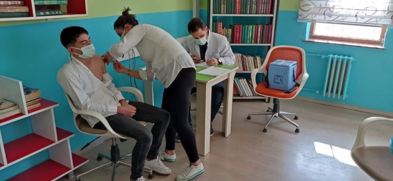 Şanlıurfa'da Okullarda Öğrencilere Aşı Uygulaması Devam Ediyor