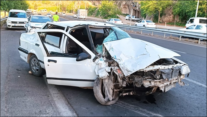 Şanlıurfa'da otomobil Çekiciye çarptı:3 yaralı