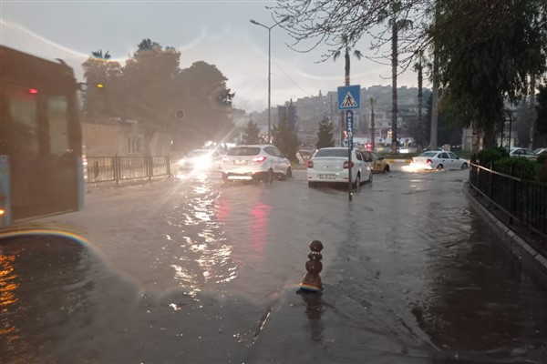 Şanlıurfa'da sağanak yağış etkili oluyor