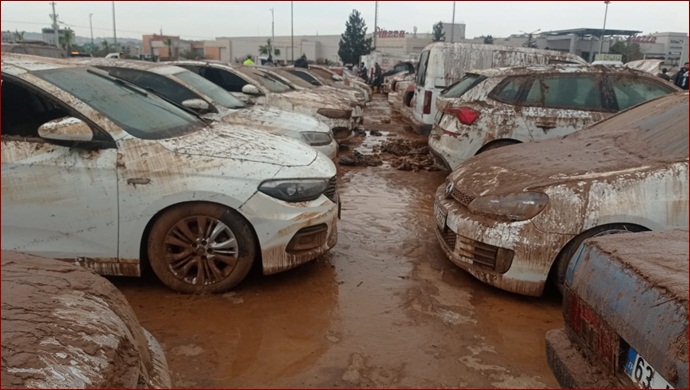 Şanlıurfa'da selden etkilenen otoparktan çıkarılan araçlar zarar gördü-(VİDEO)