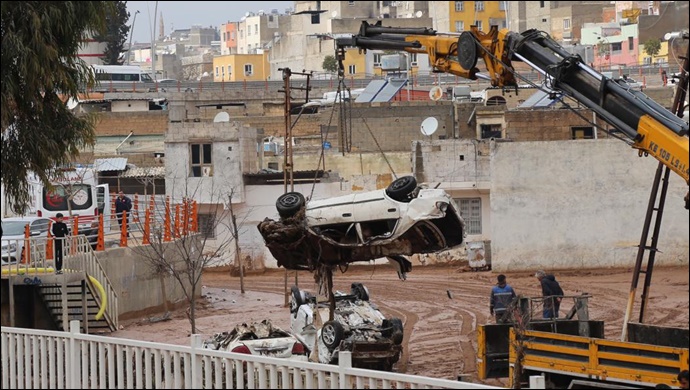 Şanlıurfa’da su basan otoparktan 170 araç çıkarıldı |VİDEO