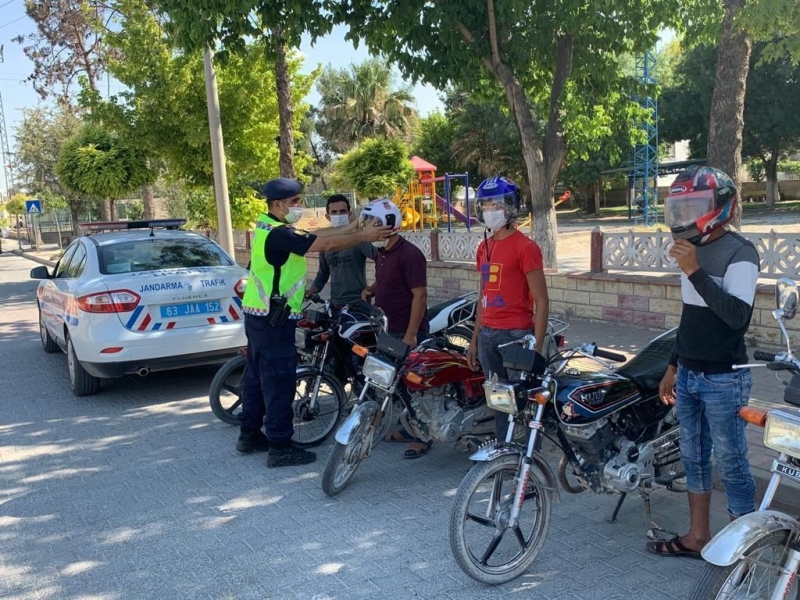 Şanlıurfa'da Sürücülere Ücretsiz Reflektör ve Kask Dağıtıldı