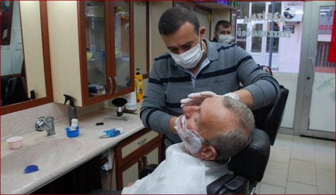 Şanlıurfa’daki berberlerde 50 gün sonra ilk müşteri