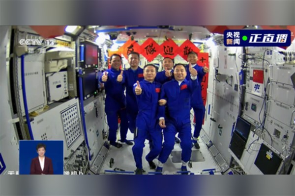 Shenzhou-16 mürettebatı, meslektaşlarıyla uzayda buluştu 