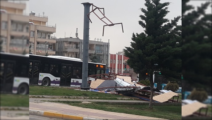 Şiddetli rüzgar Şanlıurfa'da dev panoyu devirdi