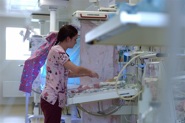 Şifa Hastanesi’nden tahliye edilen 28 prematüre bebek El Ariş'e nakledildi
