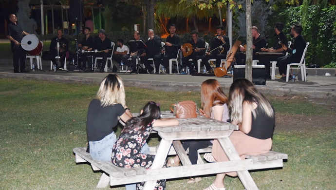 Sıra gecesi ekibinden Millet Bahçesinde müzik şöleni