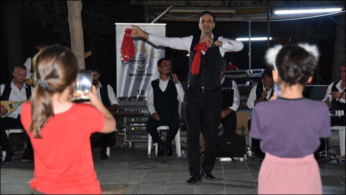 Sıra gecesi ekibiyle mini açık hava konserleri sürüyor