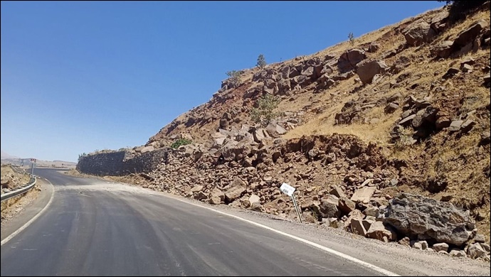Siverek- Adıyaman kara yolunda toprak kayması