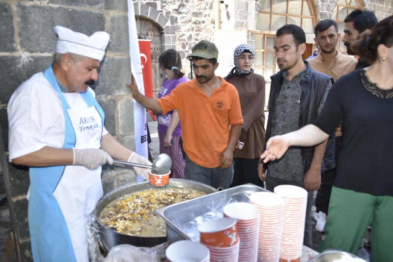 Siverek Belediyesi 10 Bin Kişiye Aşure İkram Etti