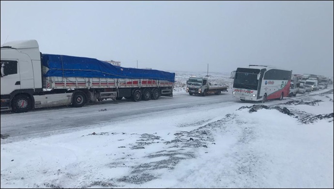 Siverek-Diyarbakır yolunda kar yağdı! Sürücüler yolda mahsur kaldı-(VİDEO)