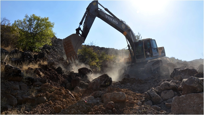 Siverek’in kırsal mahallelerinde yol yapım çalışmaları sürüyor