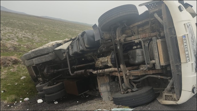 Siverek’te beyaz eşya yüklü kamyon devrildi: 1 kişi yaralandı