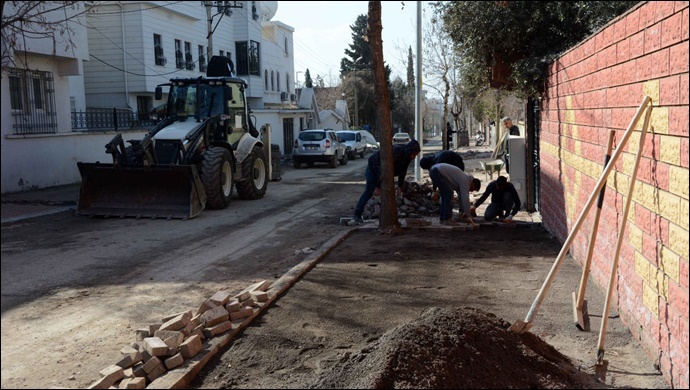 Siverek’te kaldırım yenileme çalışmaları sürüyor