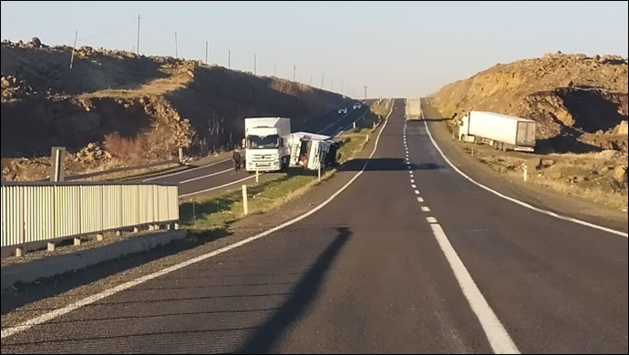 Siverek'te kontrolden çıkan tır devrildi: Sürücü yaralandı
