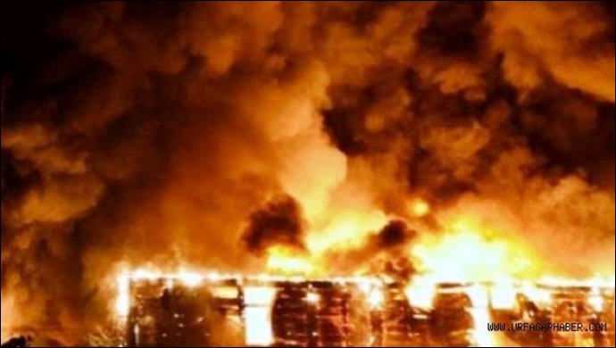 Siverek'te Seyir halindeki Saman Yüklü Kamyon Cayır Cayır Yandı