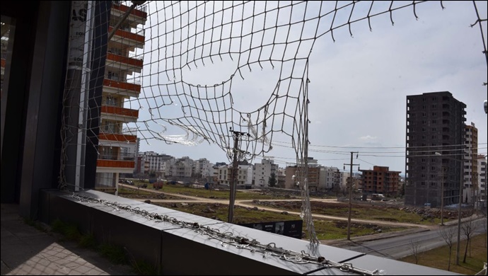 Siverek’te üst geçitlere takılan filelere zarar verildi