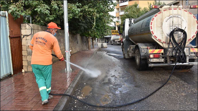 Siverek’te üst yapı çalışmaları tamamlanan caddeler yıkanıyor
