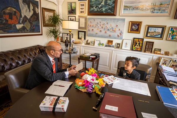  Soyer, 23 Nisan'da koltuğunu çocuklara bıraktı