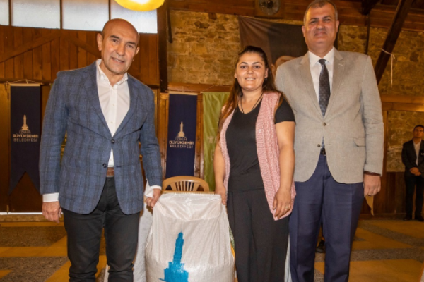 Soyer, üreticiye kuzu büyütme yemi dağıttı