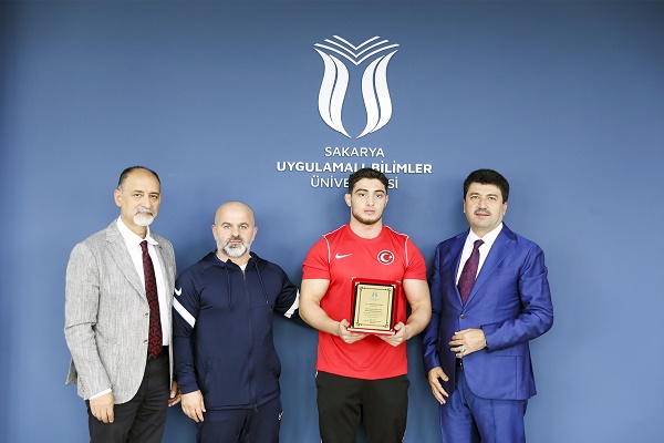 SUBÜ Rektörü Sarıbıyık, öğrencilerle tebrik yemeğinde buluştu