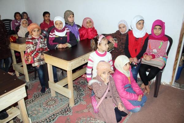 Suriyeli çocuklar için kiralık evi okula çevirdiler
