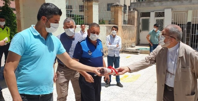 Suruç Belediyesi vatandaşlara seccade dağıttı