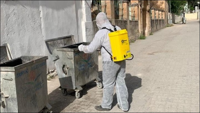 Suruç'ta virüse karşı çöp konteynerleri ilaçlanıyor