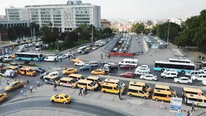 Taksi dolmuş şoförleri İBB önünde toplandı