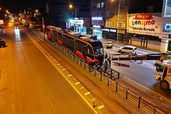 Talas Mevlana Cumhuriyet Meydanı Raylı Sistem Hattı'na ilk tramvay indirildi