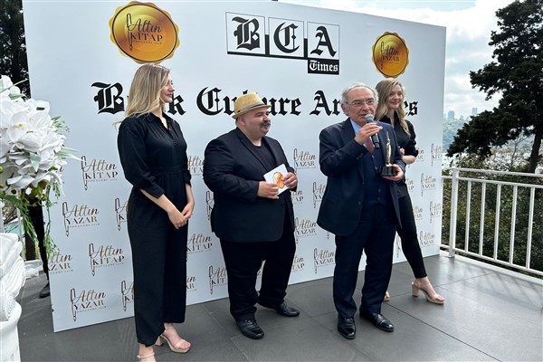 Tarhan, “Altın Yazar” ödülünün sahibi oldu