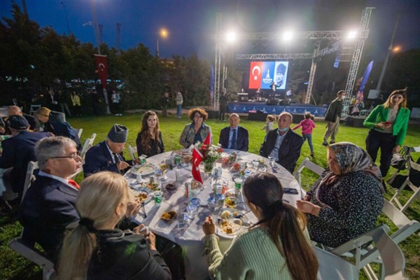 Tarihi Havagazı Fabrikası’nda şükran sofrası kuruldu