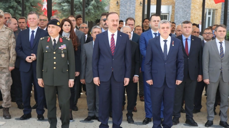 Tarihi Zaferin yıl dönümünde şehitler anıtına çelenk sunuldu