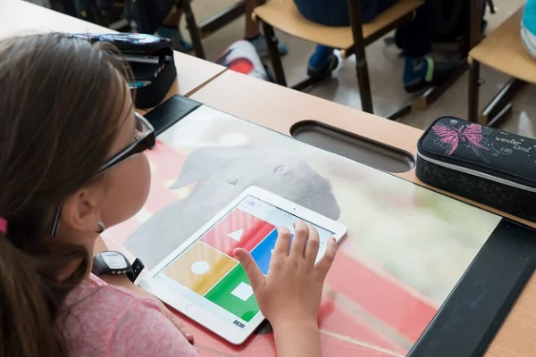 TEV UK TEVgililer Günü kalpleriyle gençlerin eğitimine destek oluyor