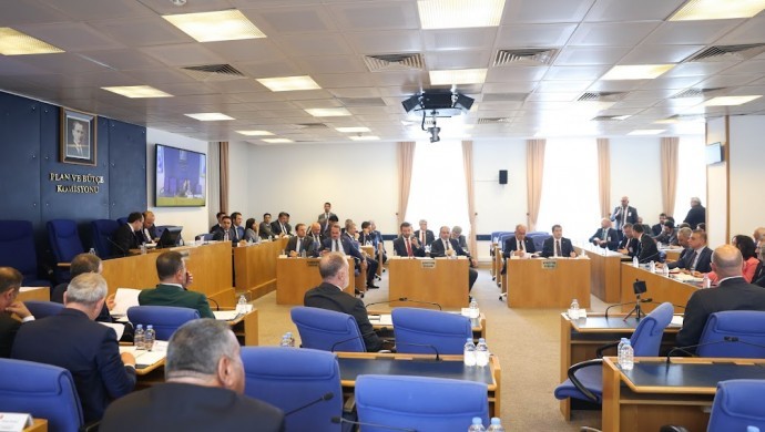 Torba kanunlar komisyondan geçti