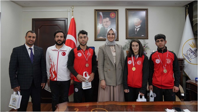 Türkiye Şampiyonları Başkan Ayşe Çakmak’ı ziyaret etti