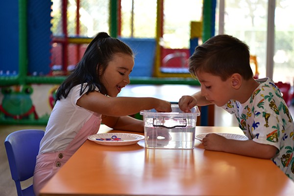 Tuzla’da 700 çocuk, anneleri ile birlikte 27 farklı branşta ücretsiz eğitimlere katılıyor