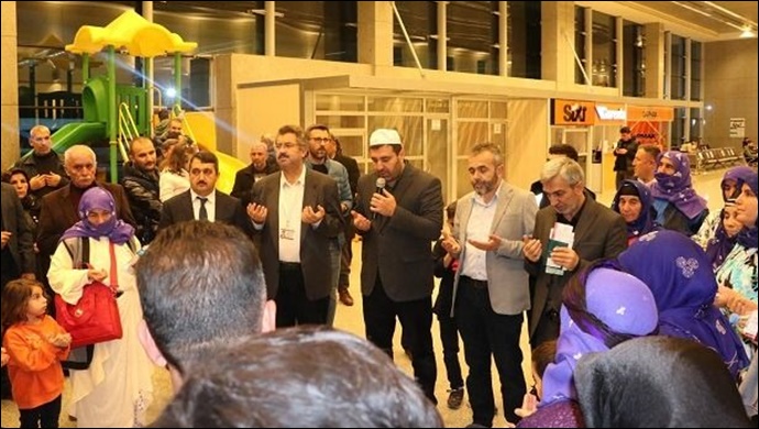 Umre yolcuları kutsal topraklara uğurlandı