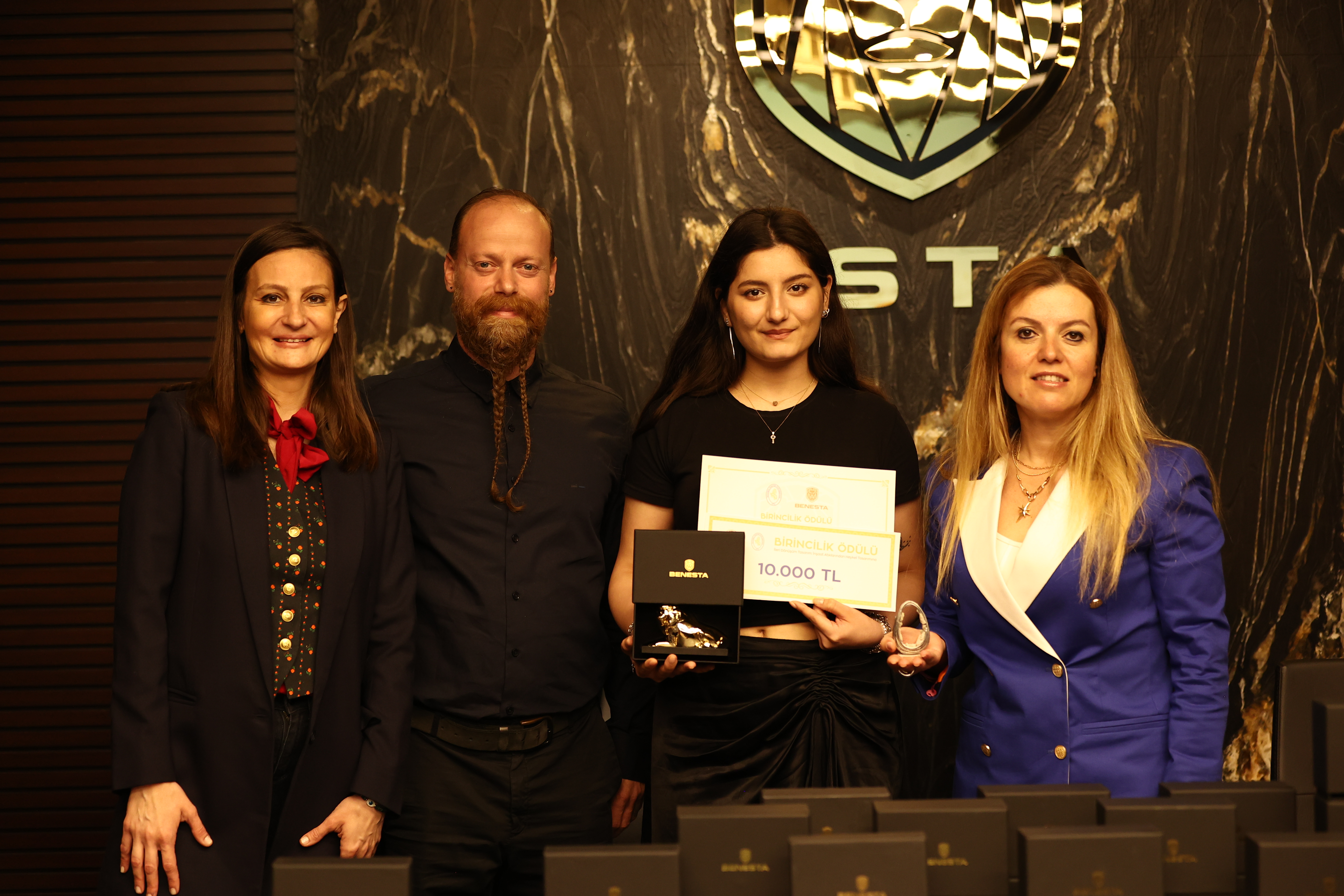 Üniversite öğrencileri inşaat atıklarını sanat eserine dönüştürdü