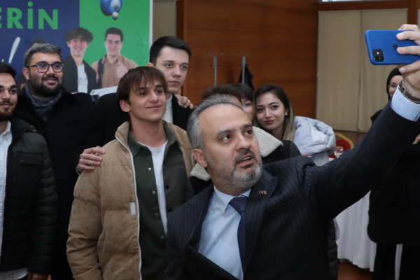 Üniversiteliler burslarına kavuşuyor