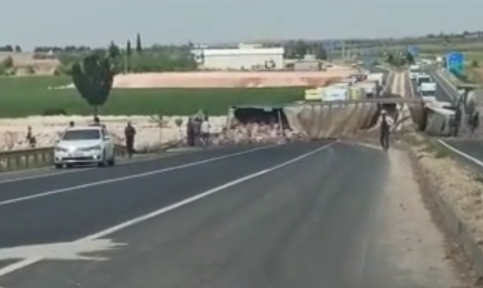 Urfa-Antep yolunda kaza: TIR yan devrildi-(Video)