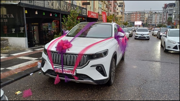 Urfa’da bu da oldu: Togg gelin arabası oldu